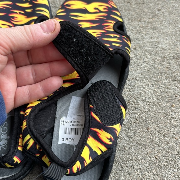 NWT Zoogs Black Water Beach Shoes Velcro Close Flame Design open Heel Boys 3 - Picture 5 of 12